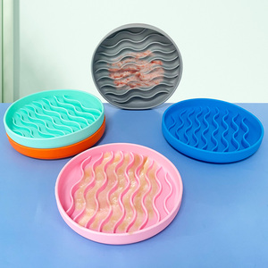 Design a forma di onda antiscivolo nuovo Silicone cibo per cani ciotola lento alimentatore Puzzle lick mat ciotole per animali domestici per <span class=keywords><strong>mangiare</strong></span> <span class=keywords><strong>sano</strong></span> con ventose - Product Image 5