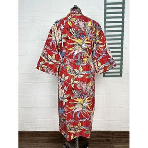 Kimono long en coton Kantha Reine pour femme, vert pastel, avec design réversible, idéal comme cache-maillot de bain. - Product Image 6