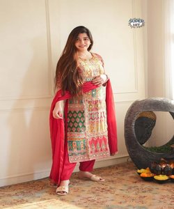 Fusion culturelle: Salwar Kameez femmes pakistanaises indiennes-Découvrez la fusion des styles indien et pakistanais pour une garde-robe unique - Product Image 1