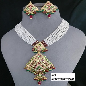 Parure de bijoux ethniques Jadau en laiton exquis avec perles d'imitation, collier et boucles d'oreilles plaqués or pour femmes et jeunes filles, idéale pour les mariages - Product Image 1