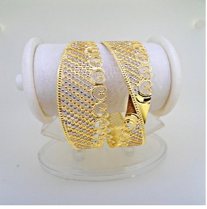 Bracelets en laiton, lot de quatre, plaqués or texturé, accents de pierres vertes rubis, bracelets de mariage disponibles à prix de gros. - Product Image 4