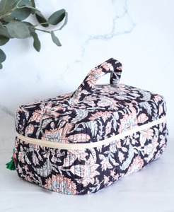 Organisateur de cosmétiques vintage en coton imprimé floral noir écologique matelassé fait à la main avec fermeture éclair résistant à l'eau - Product Image 1