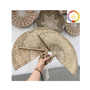 Ventilador de mano de algas marinas hecho a mano decorativo ventilador tejido de paja de hoja de palma de bambú ecológico para regalo de boda y hogar - Product Image 3