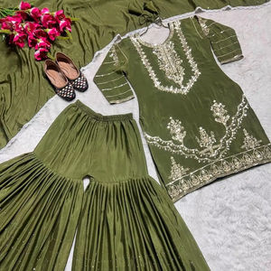 Tenue de fête de mariage Nouveau Designer Chinon Soie Belle Séquence Broderie Travail Top Et Sharara Avec Diamant Travail Dupatta - Product Image 1