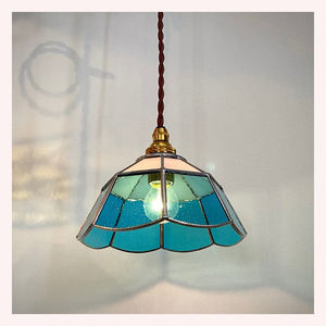 Ethereal Glow Luxe 2025 Signature Edition Pendentif en verre de cristal fabriqué à la main Luminescence rayonnante Accents plaqués or Ovale Moyen - Product Image 3