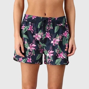 Short en polyester pour femme, non transparent, à motif floral imprimé par sublimation, style large à la cuisse, avec cordon de serrage, idéal pour la plage - Product Image 1