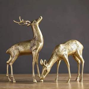 Reno de metal Acabado en oro Adorno navideño Acento festivo de lujo para mesa y repisa - Product Image 2