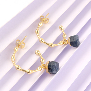 Boucles d'oreilles en pierre de naissance de septembre, bijoux minimalistes en saphir brut plaqué or pour femme - Product Image 3