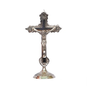 Fabricante de estatua de Cruz de Jesús cristiano de latón con base redonda para decoración del hogar acabado dorado - Product Image 2