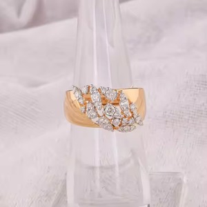 แหวนแต่งงานทอง 14K ประดับเพชรเลี้ยงในห้องปฏิบัติการ ดีไซน์โรแมนติกแบบคลัสเตอร์เพชร วงแหวนกว้างสำหรับผู้หญิง แหวนหมั้นสุดหรู - Product Image 5