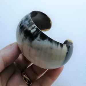 Brazalete negro de cuerno abierto para mujeres y niñas Brazalete de muñeca Artesanía natural para bodas y aniversarios - Product Image 4