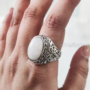 แหวนเงินแท้ 925 สำหรับผู้ชาย ขายส่ง แหวนพลอยมูนสโตนสีน้ำเงินธรรมชาติ ประกายไฟรุ้ง  หินประจำเดือนเกิดเดือนมิถุนายน เครื่องประดับสไตล์อาหรับตะวันออก - Product Image 1