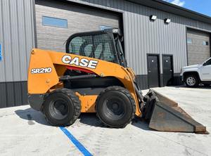 Case SR210 Skid Steer Cargador versátil para proyectos agrícolas y construcción Cargador compacto multifuncional - Product Image 3