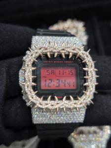 Reloj DW5600 Estilo Hip-Hop de Lujo con Incrustaciones de Moissanita Color D, Bisel con Diamantes Simulados, Certificado por el Probador de Diamantes - Venta al por Mayor - Product Image 1