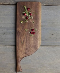 Tabla de cortar de madera compacta diseñada para cocinas más pequeñas que ofrece una superficie de corte atractiva y funcional - Product Image 1