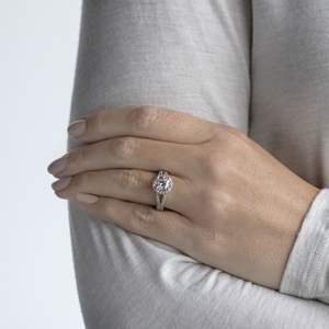 แหวนหมั้นทรง Brilliant Cut แบบ Split Shank Halo สไตล์คลาสสิก เพชรเลี้ยงในห้องปฏิบัติการ เงินสเตอร์ลิง มีตัวเลือกสีทอง ของขวัญสำหรับเจ้าสาว - Product Image 4