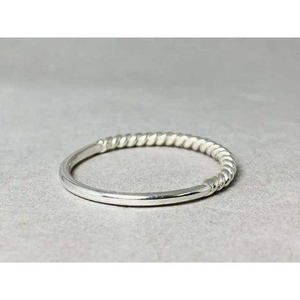 Anillo Apilable de Plata de Ley 925, Diseño Delicado de Media Torsión, para Uso Diario, Hecho a Mano, Venta al por Mayor - Product Image 4