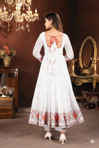 ชุดคุร์ตาอานาร์กาลีปักลายสีขาวสำหรับผู้หญิง Unity Luxure พร้อมผ้าคลุมไหล่ ผ้าจอร์เจตต์พรีเมียม ระบายอากาศได้ดี เหมาะสำหรับฤดูร้อน สง่างาม เหมาะสำหรับงานเทศกาล - Product Image 2