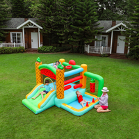 Château gonflable en stock pour enfants, idéal pour les fêtes en extérieur avec toboggan, zone de saut, piscine à balles et jeux de lancer d'anneaux