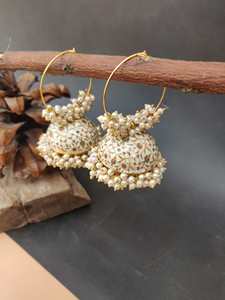 Elegantes pendientes blancos Meenakari Jhumki de alta calidad hechos a mano esmalte arte motivos florales ideales para bodas y ropa tradicional - Product Image 5