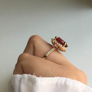 แหวนทอง 14k ประดับทับทิมสังเคราะห์ทรงรีขนาด 10x12 มม. ประดับเพชรด้านข้าง แหวนเดือนกรกฎาคม แหวนแต่งงาน แหวนเพชรเม็ดเดี่ยว สำหรับทั้งชายและหญิง - Product Image 2