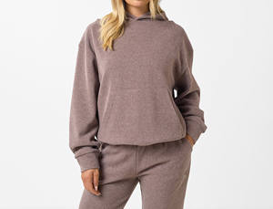 ชุดวอร์มผู้หญิงคุณภาพพรีเมียม ผ้าฝ้ายผสมโพลีเอสเตอร์ 100% เสื้อครอปฮู้ดดี้สีน้ำตาล พร้อมกางเกงขายาวเข้าชุด ทรงหลวม สไตล์สบายๆ ไร้ความยุ่งยาก - Product Image 2