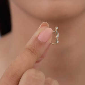 ต่างหูเพชรรูปเกลียวสีทอง J Hoop - Product Image 1