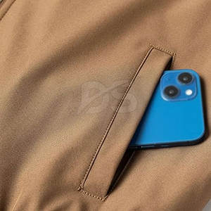 เสื้อแจ็คเก็ตบอมเบอร์ผู้ชาย ผ้าโพลีเอสเตอร์/ไนลอน กันน้ำ ระบายอากาศ แห้งเร็ว เป็นมิตรกับสิ่งแวดล้อม พร้อมบริการสกรีนโลโก้ด้านหน้าแบบกำหนดเอง รับผลิตแบบ OEM ขายส่ง - Product Image 3