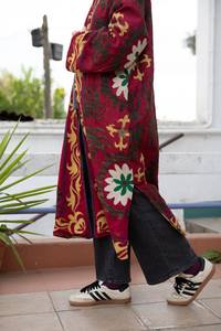 Chaqueta de Invierno para Mujer de Algodón Tejido Bordado, Bordado Suzani, Corte Regular, Abrigo Rojo con Estilo - Product Image 2