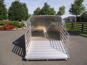 Remolque de ganado de piso de placa de cuadros de aluminio con rejillas de ventilación laterales más grandes y puerta de inspección frontal para carga de cerdos y ovejas - Product Image 5
