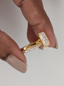 แหวนเพชรทรงเรเดียนท์คัท 2 กะรัต ผลิตในห้องปฏิบัติการ ประดับขอบเพชร พร้อมแหวนวงแต่งงานเข้าชุด ทองคำแท้ 10K/14K/18K สีเหลืองทอง ชุดเครื่องประดับสำหรับเจ้าสาว ของขวัญวันวาเลนไทน์ - Product Image 2