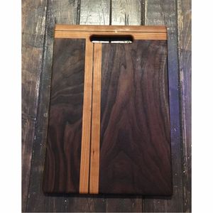 Planche à découper en bois de noyer de qualité supérieure avec poignée, grande planche à découper réversible pour la viande et les légumes, plateau de charcuterie artisanal - Product Image 1