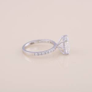 Bague de fiançailles et de mariage solitaire en diamant taille princesse certifié IGI en or blanc/rose et jaune 18 carats avec bande pavée - Product Image 4