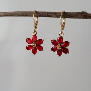 Pendientes de Aro Huggie con Joyas de Flor Roja Rubí, Plata de Ley Chapada en Oro, Estilo Vintage Victoriano, Regalo - Product Image 5