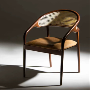 Chaise de salle à manger en bois de teck inspirée du milieu du siècle avec accent de rotin à dossier incurvé et pieds coniques pour un look intérieur élégant et intemporel - Product Image 1