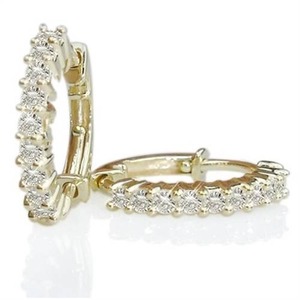 Boucles d'oreilles créoles intemporelles de créateur, taille ronde, avec diamants de laboratoire de 0,30 ct en platine, pour fête de fiançailles - Product Image 1