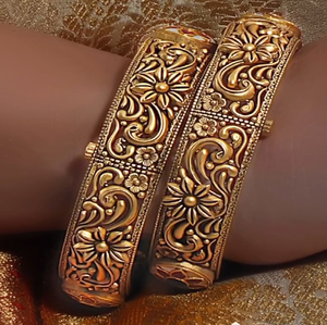 Brazaletes de latón grueso y ornamentados con detalles de tallados de templos. Disponible a precios de mayoreo. - Product Image 2