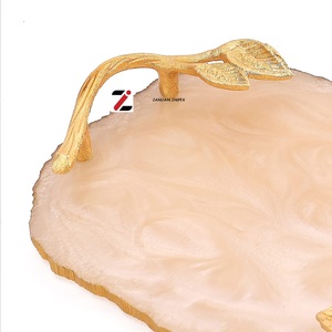 Bandeja/plato para servir multifuncional hecho a mano ovalada de resina blanca marfil crema elegantes asas doradas patrón geométrico decorativo - Product Image 3