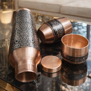 Bouteille en cuivre pur, bouteille en cuivre ayurvédique, bouteille en cuivre gravée, bouteille d'eau en cuivre martelé, bouteille en cuivre avec verre - Product Image 1