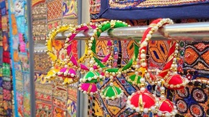 กำไลเส้นไหมหรูหรางานแต่งงานแบบอินเดียของขวัญคืนของสำหรับ Sangeet haldi mehandi Diwali และวันแม่ - Product Image 2