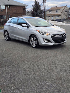 Hyundai Elantra GT 2013 d'occasion en excellent état, finition GT, traction avant, boîte manuelle 6 vitesses, hayon, extérieur argenté, moteur 1.8L, consommation combinée de 14 litres/100 km - Product Image 4