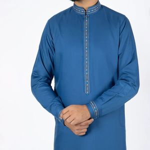 Nueva última llegada Hombres color azul Arabia Saudita Thobes En tarifa al por mayor y MOQ bajo en todos los tamaños y colores personalizados - Product Image 1