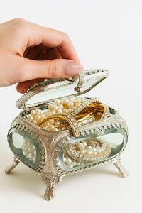 Joyero de cristal hexagonal de oro, elegante obra maestra diseñada, escaparate de belleza elevado, Cada joya preciosa, elegancia - Product Image 4