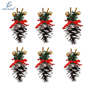 Set di 6 Ornamenti Natalizi di Lusso Garapia, Fogliame in PVC su Misura, Due Sfere Dorate, Nastro Dorato, Stile Festivo, Confezionato in Scatola - Product Image 1