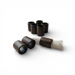 Anillo de Servilleta de Madera Facetado con Bordes Geométricos Tallados a Mano para una Decoración de Mesa Elegante y Contemporánea - Product Image 5