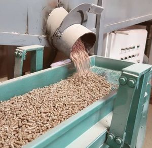 Granulés de bois dur Dinplus de haute qualité 6mm en forme de briquette haute énergie à faible teneur en cendres et en humidité fournisseur direct - Product Image 5