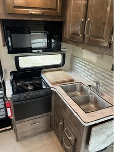 Camping-car d'occasion J-A-Y-C-O G-R-E-Y RV 31DS modèle 2017, prêt à la vente. - Product Image 5