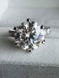 Anillo de Diseño Único para Mujer con Moissanita, Corte Redondo de 2.00CT, Anillo Solitario con Halo, Plata de Ley 925 con Baño de Oro, Regalo para el Día de la Mujer - Product Image 4