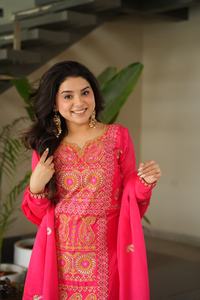 Vêtement ethnique indien en tissu chinnon avec broderie zari multi et fil, costume salwar kameez pour mariage, tenue de fête - Product Image 2