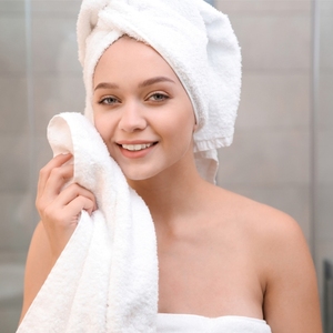 Serviette à cheveux en coton professionnelle avec boutons, design enveloppant à séchage rapide, personnalisable selon vos besoins - Product Image 1